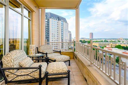What Are the Advantages of the Open Living Room with a Balcony?